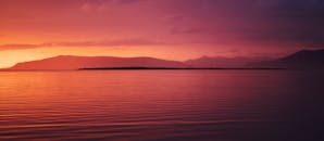 温暖的色彩被活力四射的日落投在宁静的海洋地平线上