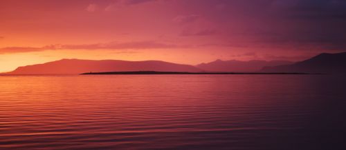 Free Vibrant sunset casts warm colors over tranquil ocean horizon. Stock Photo