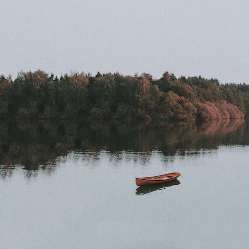 Free Brown Boat on Body of Water Stock Photo