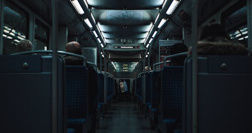 Люди, сидящие в поезде