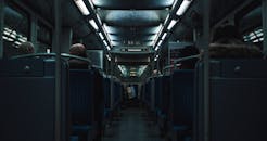 在汉堡市的地铁车厢里，乘客们坐在昏暗的灯光下