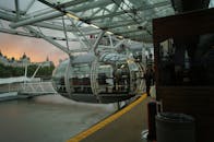 日落时分，捕捉伦敦眼摩天轮标志性结构的风景