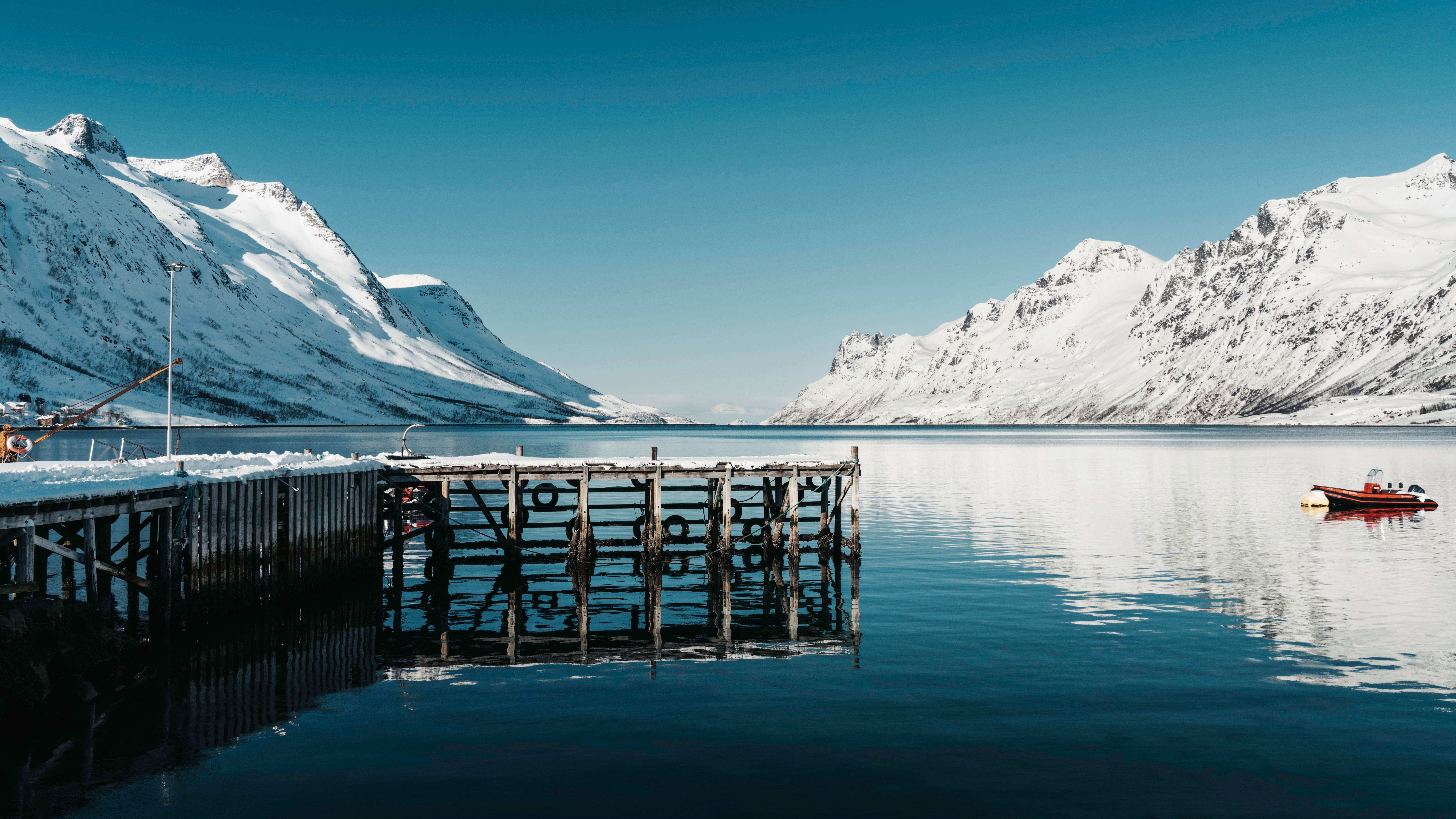 Brown and White House Near Body of Water and Mountain · Free Stock Photo