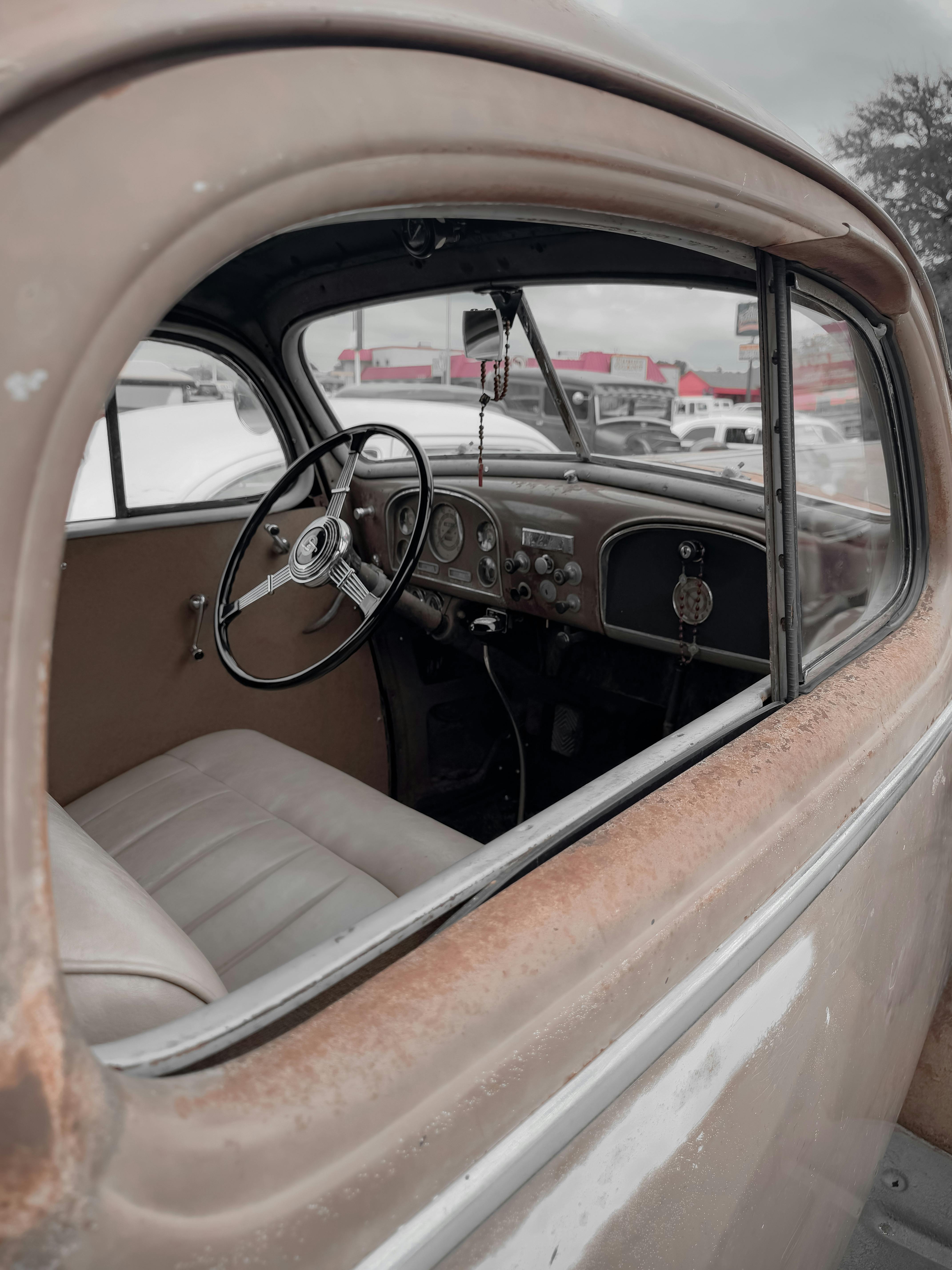 大人気定番商品 Interior of a Vintage Volkswagen Beetle with Brown Leather 家具