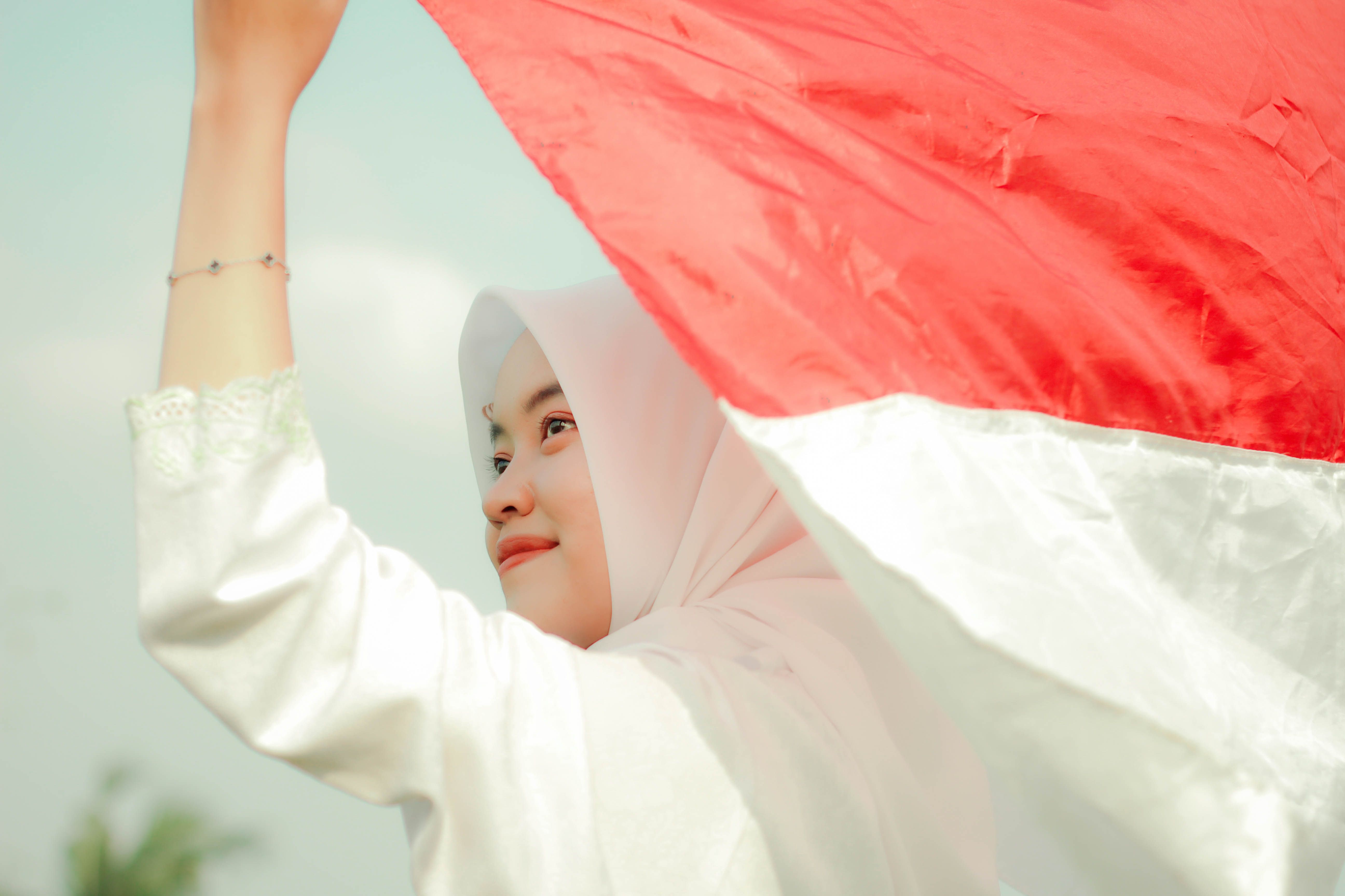 Suporter Maroko mengibarkan bendera merah di tribun stadion Doha dengan atmosfer pertandingan yang tegang