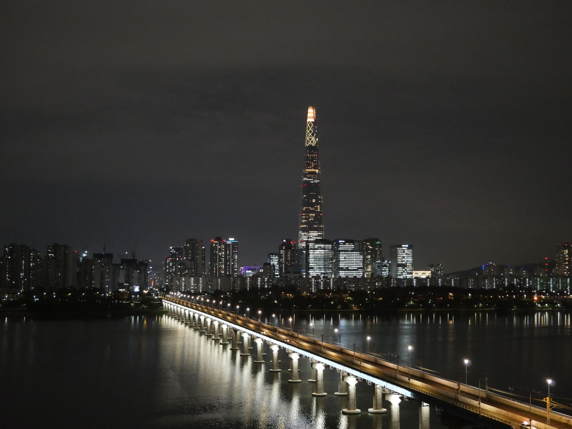 Seoul skyline at night with Lotte World Tower