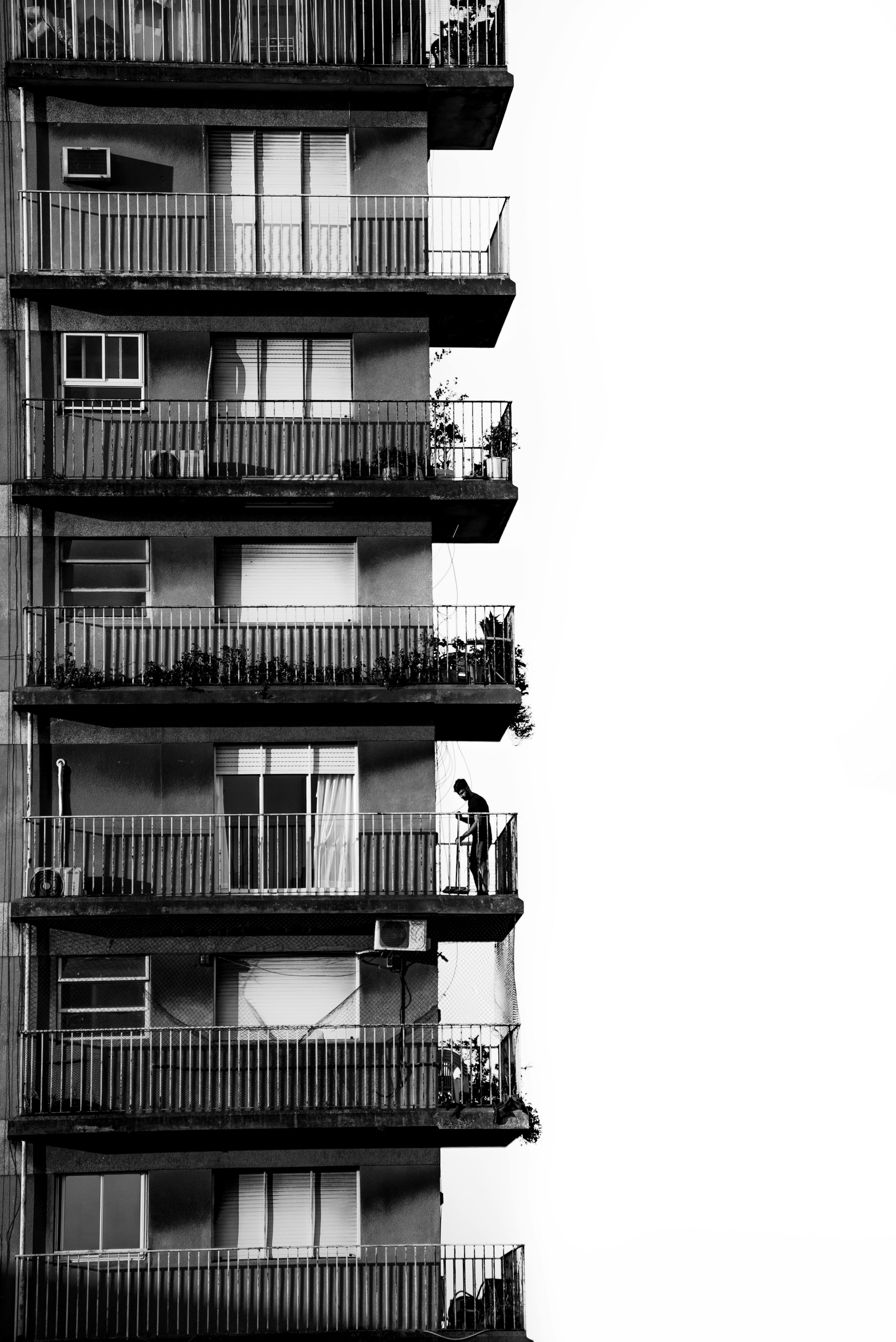 Black and white photo of a high-rise building with balconies in Buenos Aires, Argentina.