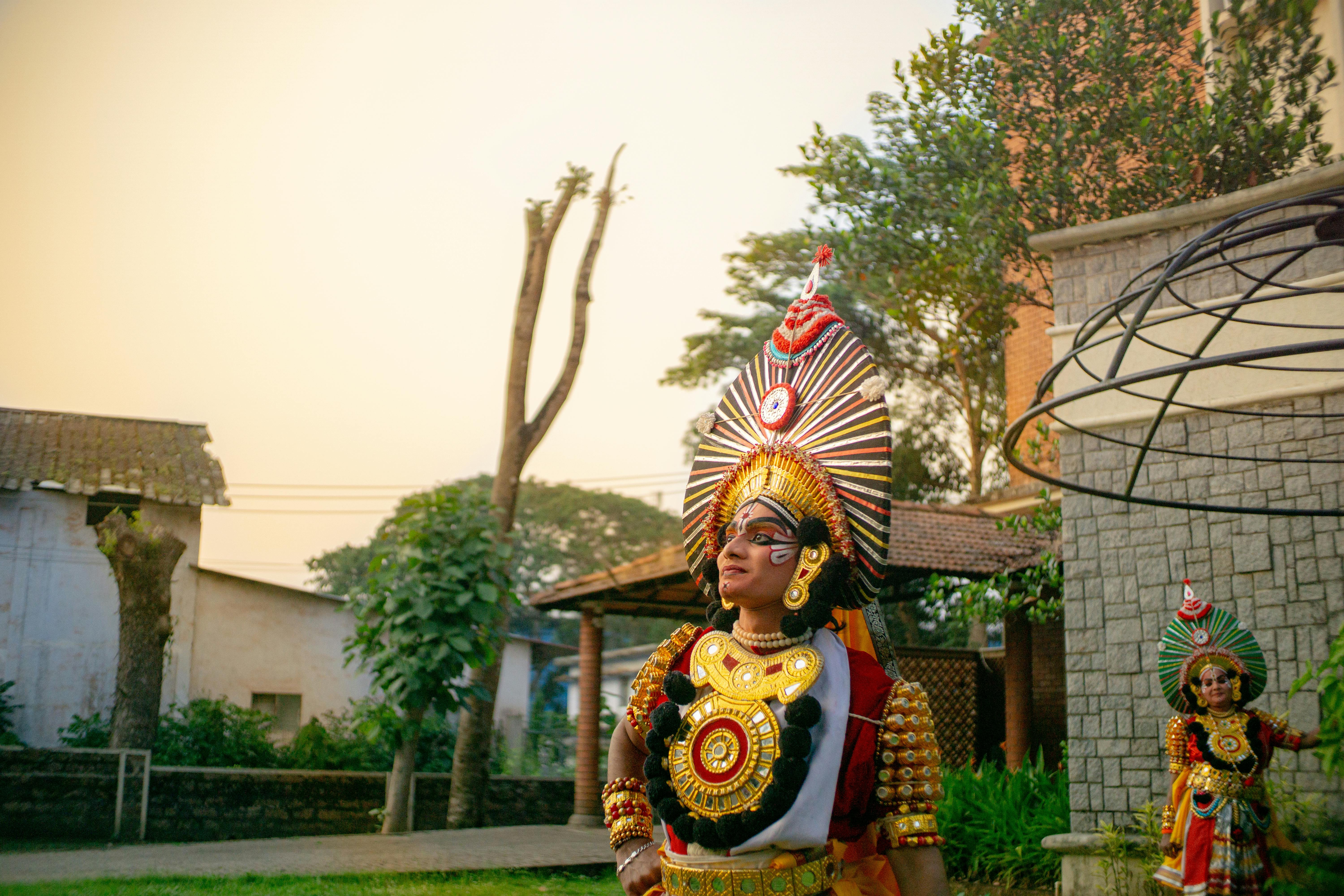 Gratuit Un dansator indian îmbrăcat în ținute tradiționale concertează în aer liber, evidențiind moștenirea culturală. Fotografie de stoc