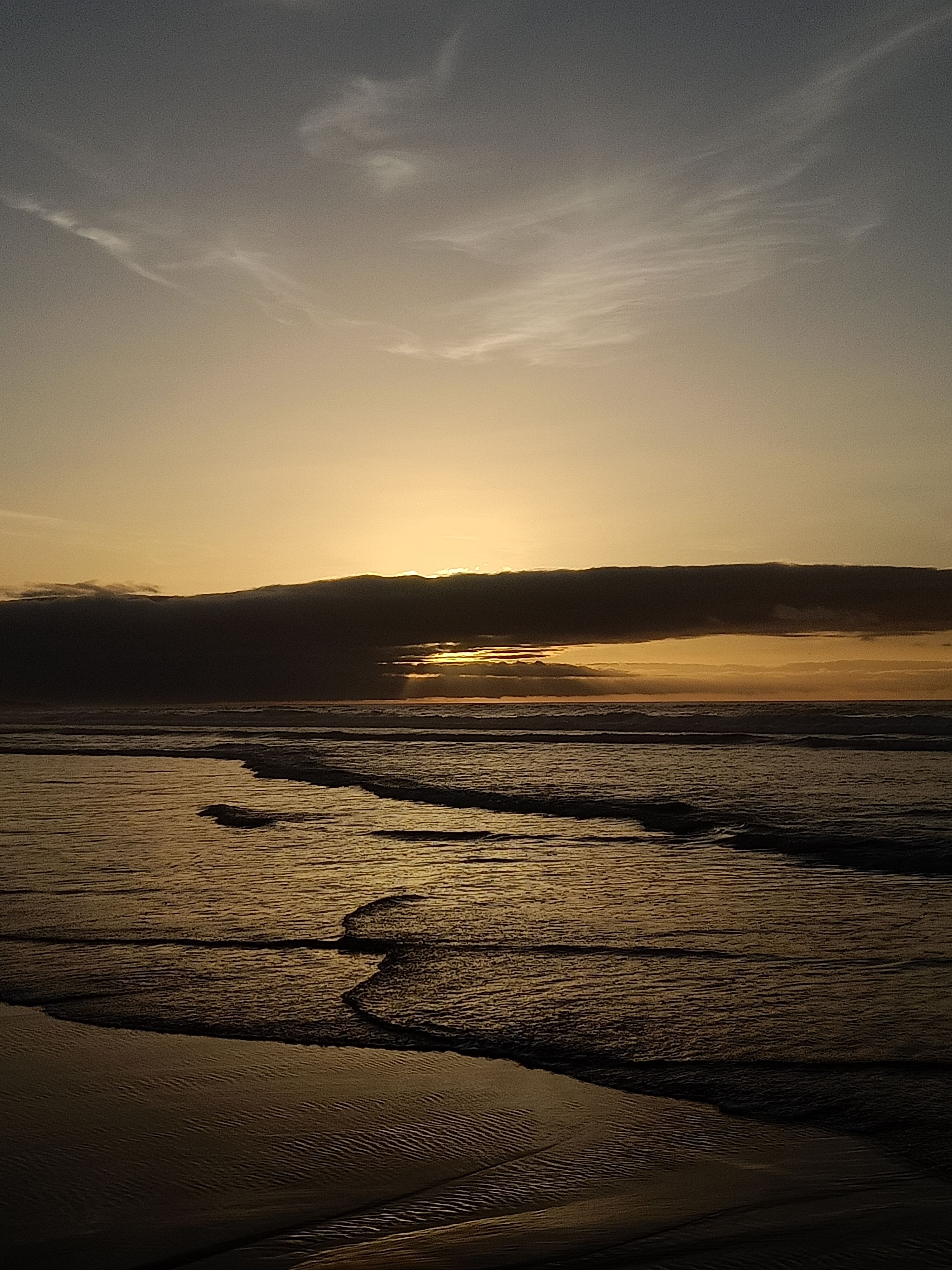 Serene Beach Sunset with Golden Horizon · Free Stock Photo