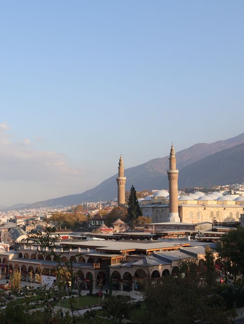 Free A beautiful view of the Grand Mosque in Bursa, Türkiye with its stunning architecture and scenic backdrop. Stock Photo