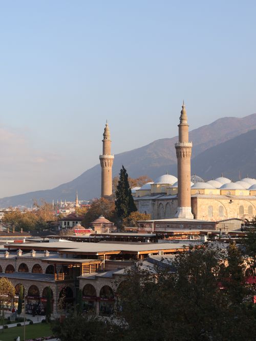 Free Scenic view of the historic Ulu Cami in Bursa under a clear sky, Türkiye. Stock Photo