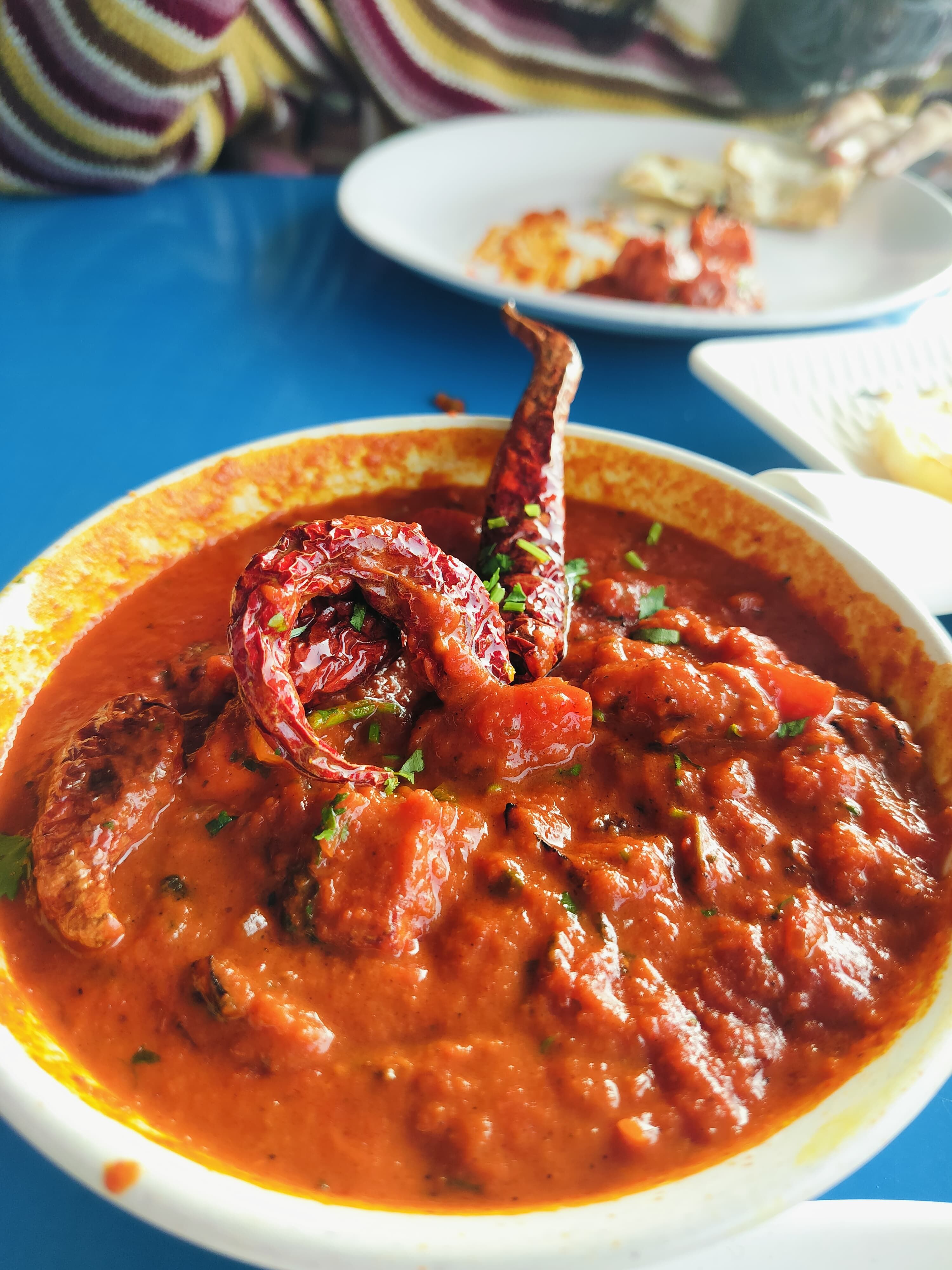 A fiery meal can make the room feel hotter even when the thermostat has not moved. Spicy foods trigger sweating because compounds like capsaicin stimulate heat receptors, which may be manageable on a mild day but less appealing in oppressive heat.Some people argue that sweating helps cool the body, and that can be true when sweat evaporates well. But during humid or extreme conditions, extra sweating can simply feel uncomfortable and increase fluid loss. If you are already struggling to stay cool, heavily spiced dishes may push you past comfortable.