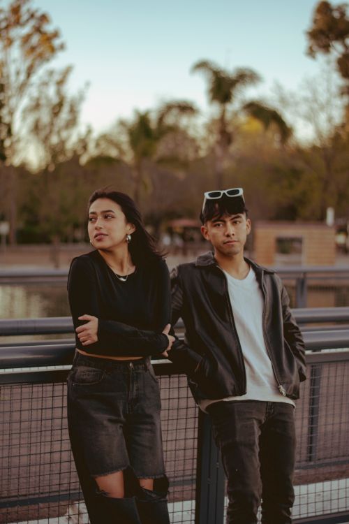 Retrato Casual Al Aire Libre De Adultos Jóvenes Junto A Un Lago · Foto ...