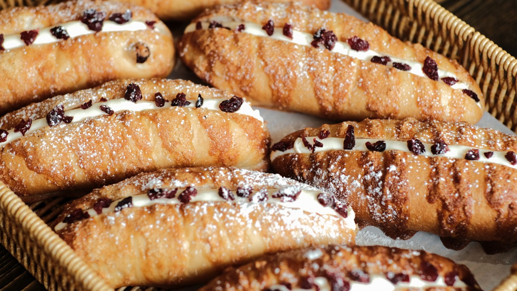 Köstliche, frisch gebackene Brote mit Cremefüllung und Preiselbeeren in einer Bäckerei in Ho-Chi-Minh-Stadt.