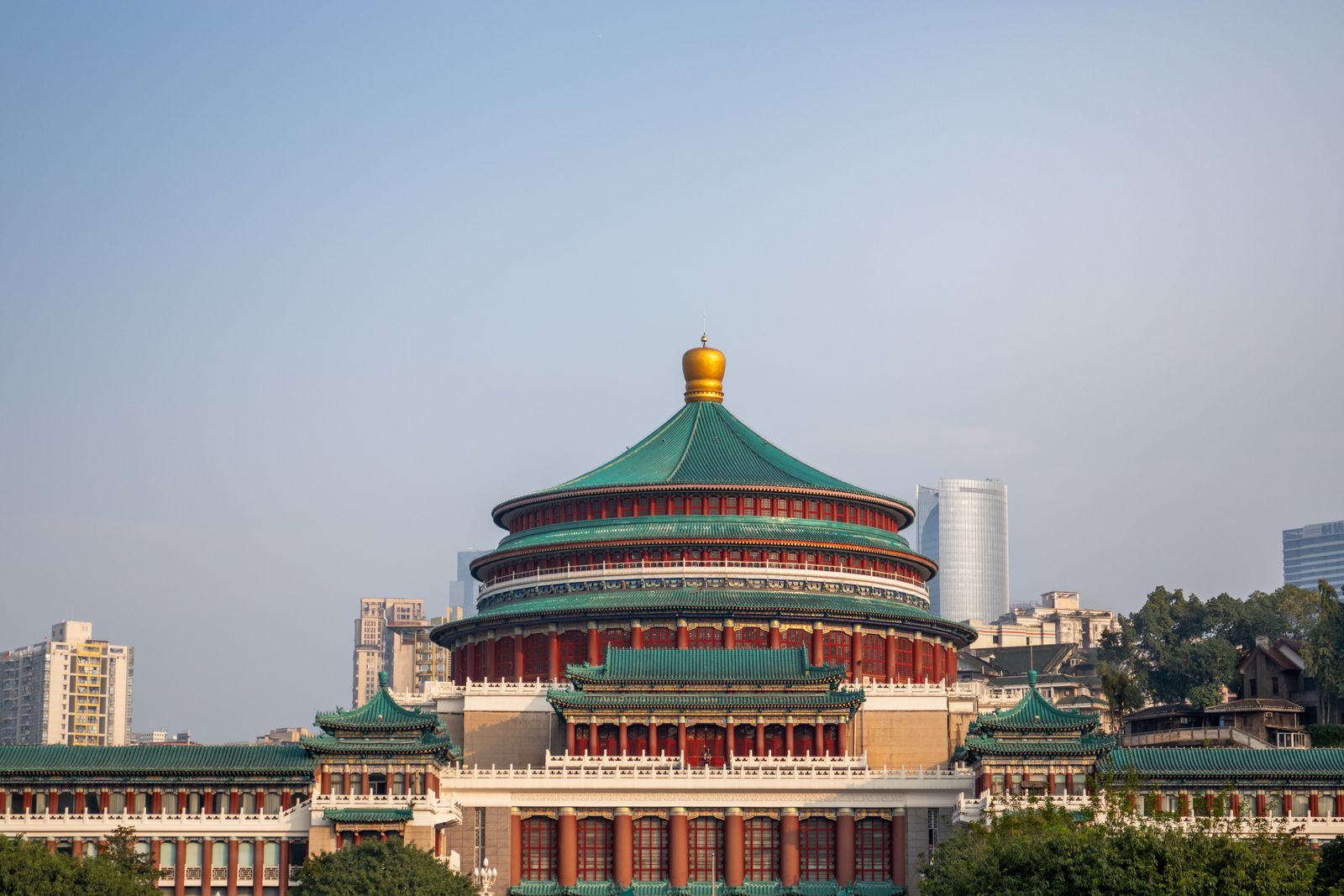 Reunião de oficiais chineses discutindo regulamentação de IA