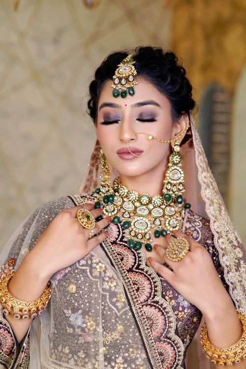 Free A stunning portrait of a bride in traditional attire adorned with exquisite jewelry. Stock Photo