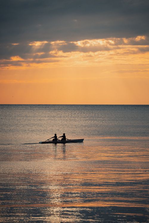 Free Two people canoeing during a serene sunset over the sea in İstanbul, Türkiye. Stock Photo