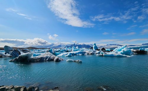 Free Breathtaking view of icebergs in an Icelandic glacier lagoon under a clear sky. Stock Photo