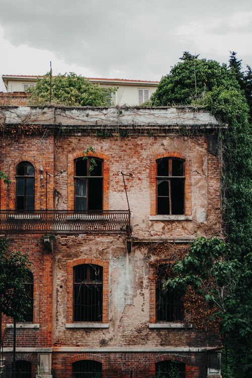 Free A rustic, abandoned brick building covered in vines in İstanbul, showcasing classic architecture. Stock Photo
