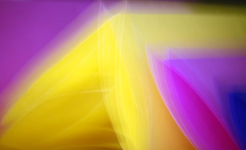 Free A vivid abstract composition featuring dynamic light trails in purple and yellow hues. Stock Photo