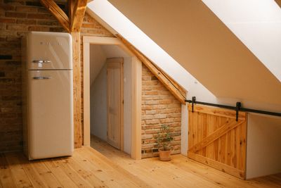 Sanierter Dachraum mit sichtbarem Holz