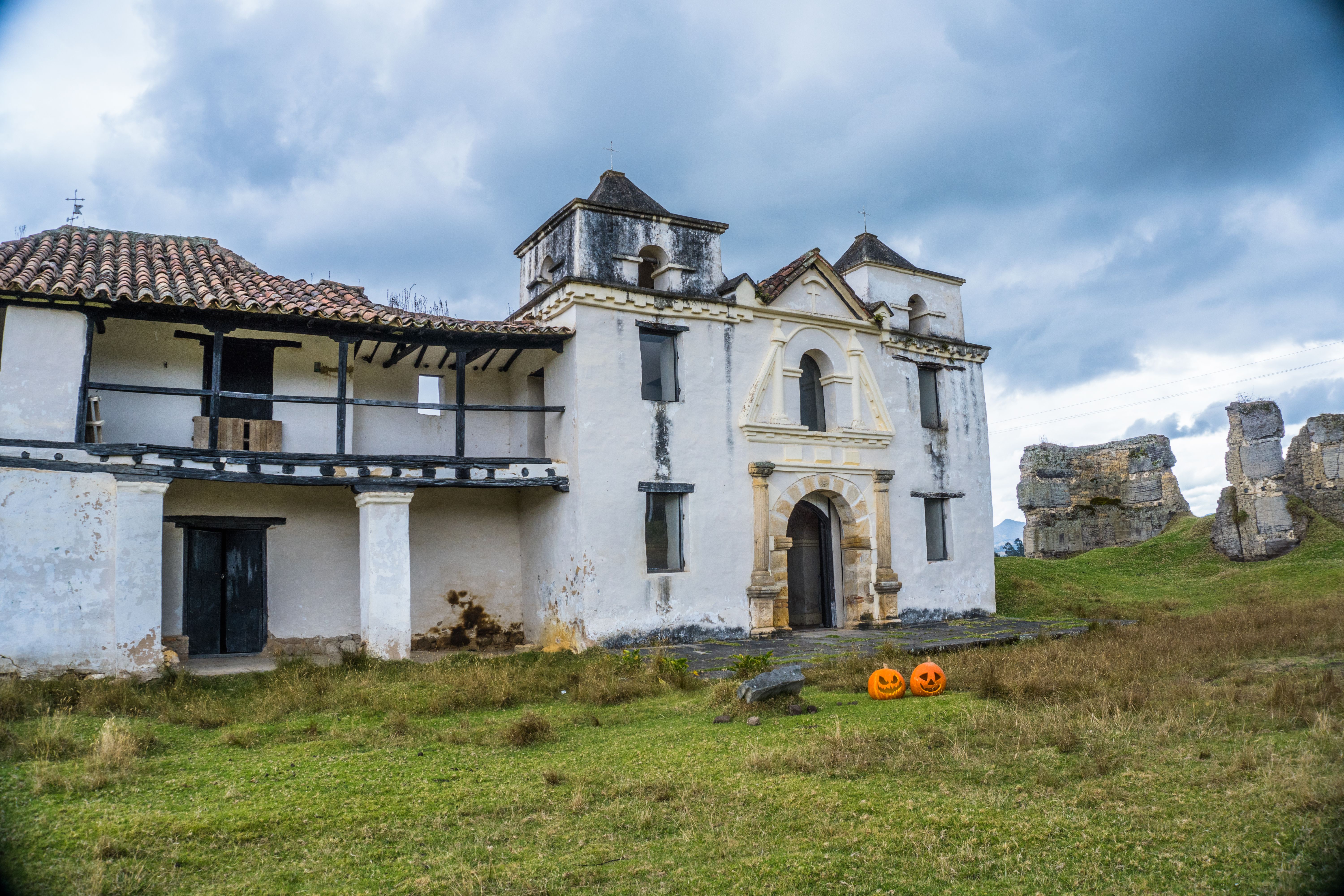 Casa Embrujada Espeluznante En Guasca Con Calabazas · Foto de stock ...