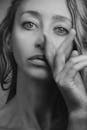 乌克兰基辅一名女子的黑白艺术特写肖像