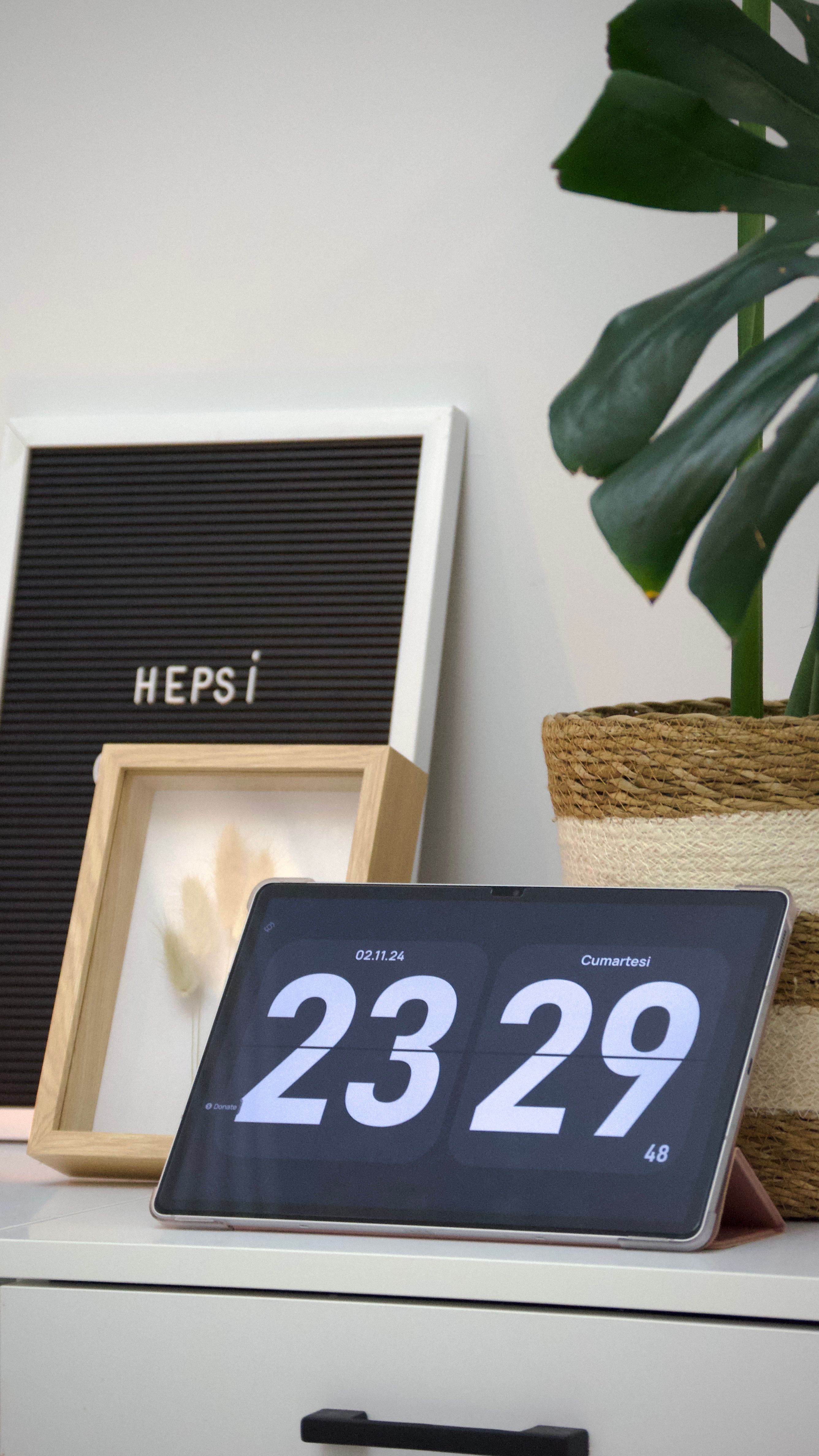 Gratis Moderne Nettbrettskjerm På Minimalistisk Skrivebord Arkivbilde