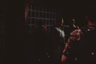 在光线昏暗的房间里，一群人影朦胧，营造出神秘的氛围