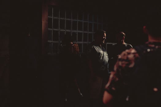 在光线昏暗的房间里，一群人影朦胧，营造出神秘的氛围