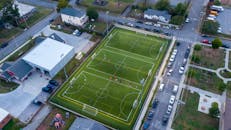 田纳西州查塔努加足球场的航拍照片充满活力，球员活跃其中