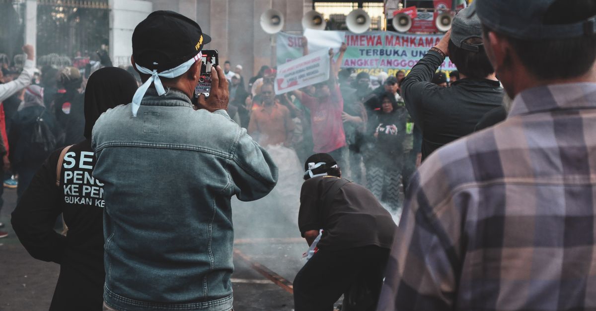 Manif et smartphone : les réflexes à avoir avant de descendre dans la rue