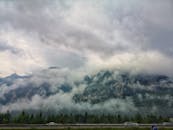 雾山风景中，前景的道路捕捉到了大自然的宁静之美