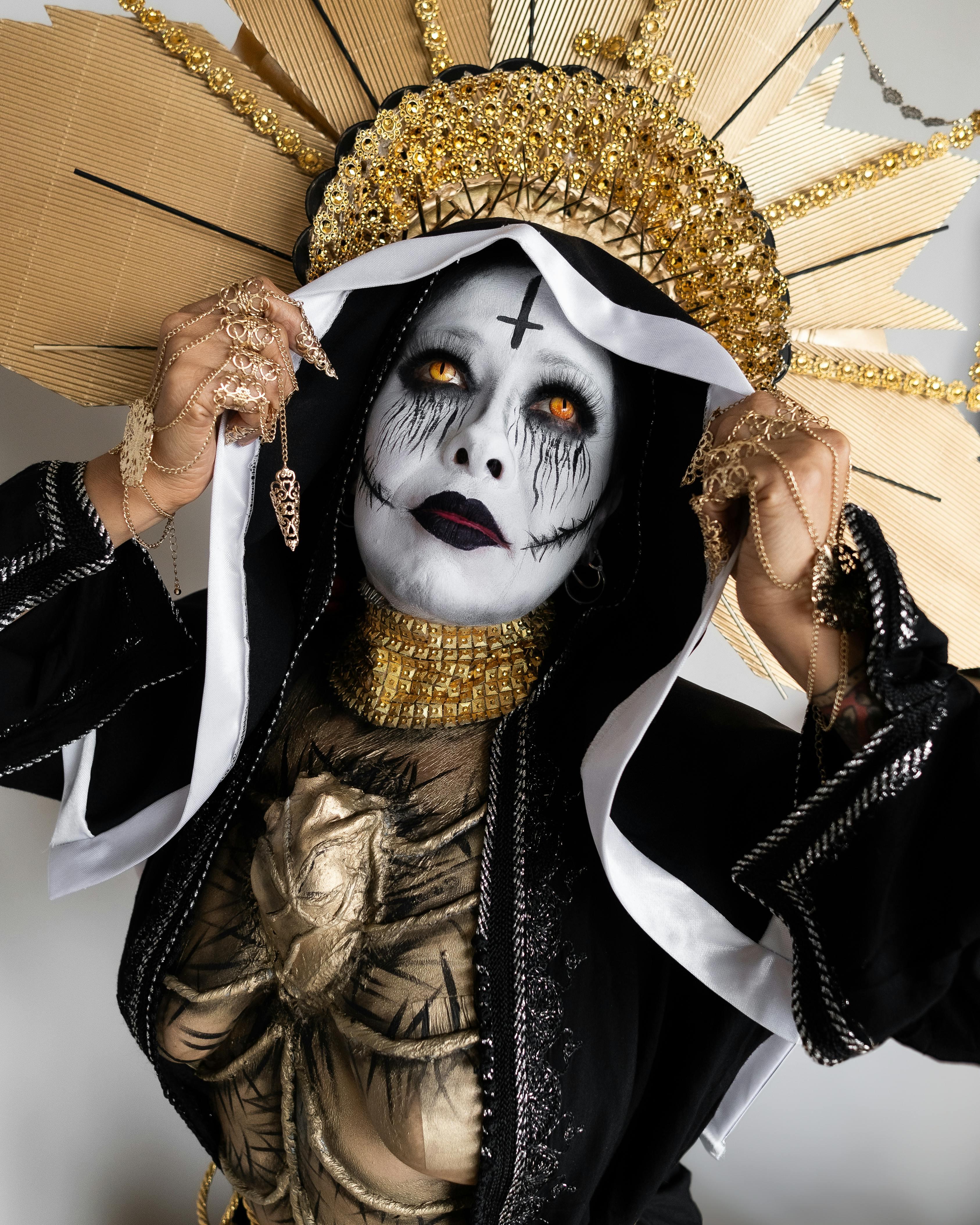 Ücretsiz Karmaşık fantezi makyaj ve kostüm öğelerinin yer aldığı gerçeküstü bir portre. Stok Fotoğraflar