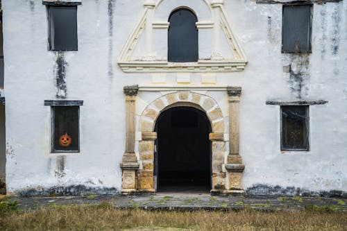 Why Haunted Houses Feel Even Creepier on Humid, Foggy Nights