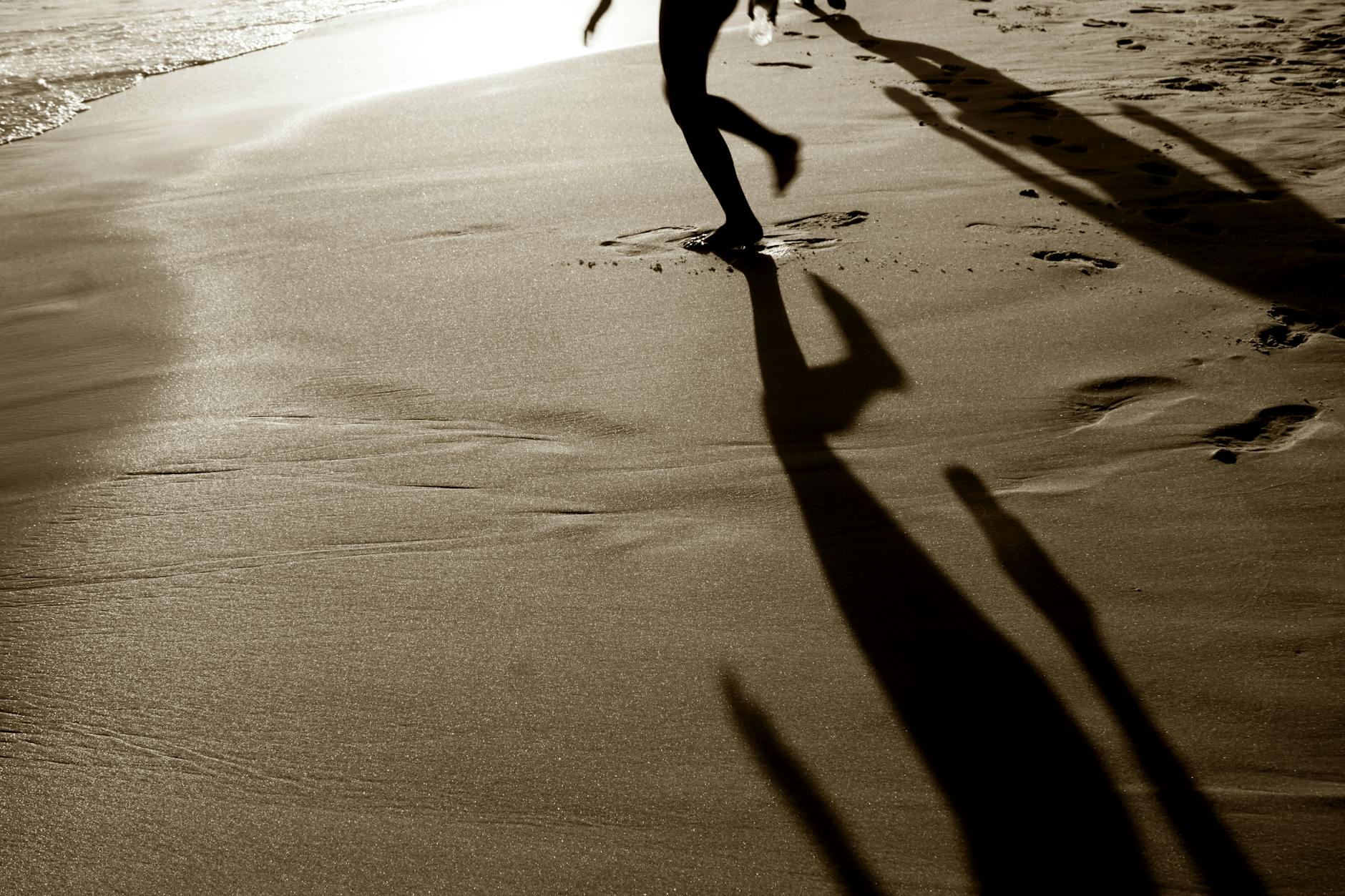 https://www.pexels.com/photo/silhouette-of-a-person-running-on-rio-beach-sand-29366744/