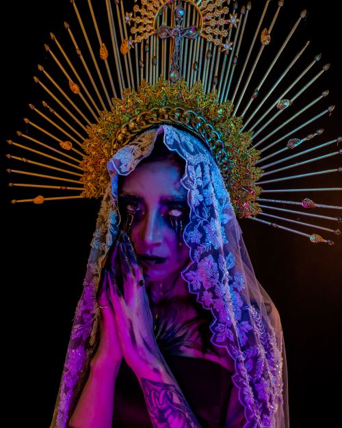 Free A haunting gothic portrait with surreal makeup and lavish headpiece. Stock Photo