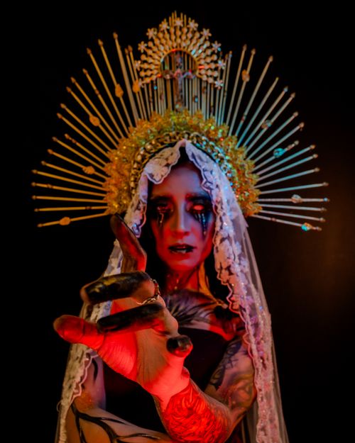 Free A captivating gothic portrait featuring surreal makeup and dramatic lighting for a haunting effect. Stock Photo
