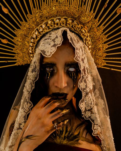 Free Dramatic portrait with surreal and horror-inspired makeup, featuring intricate gold accessories. Stock Photo