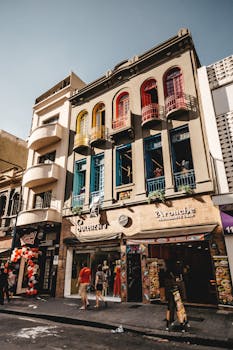 这家充满活力的店面位于城市环境中，设有色彩缤纷的阳台，捕捉了街头生活和建筑的氛围