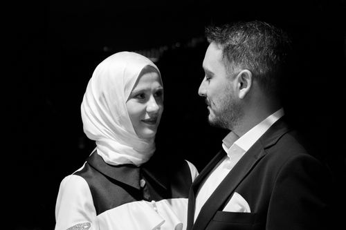 Free Elegant black and white portrait of a couple in formal attire gazing at each other. Stock Photo