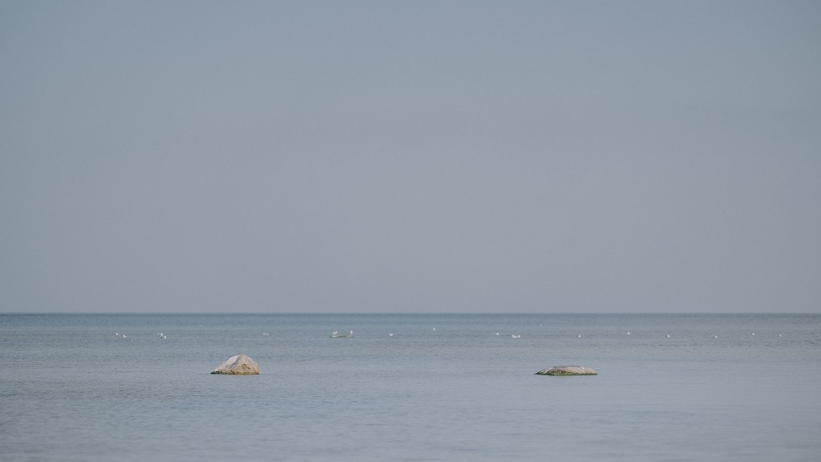 Mar calmo e linha do horizonte.