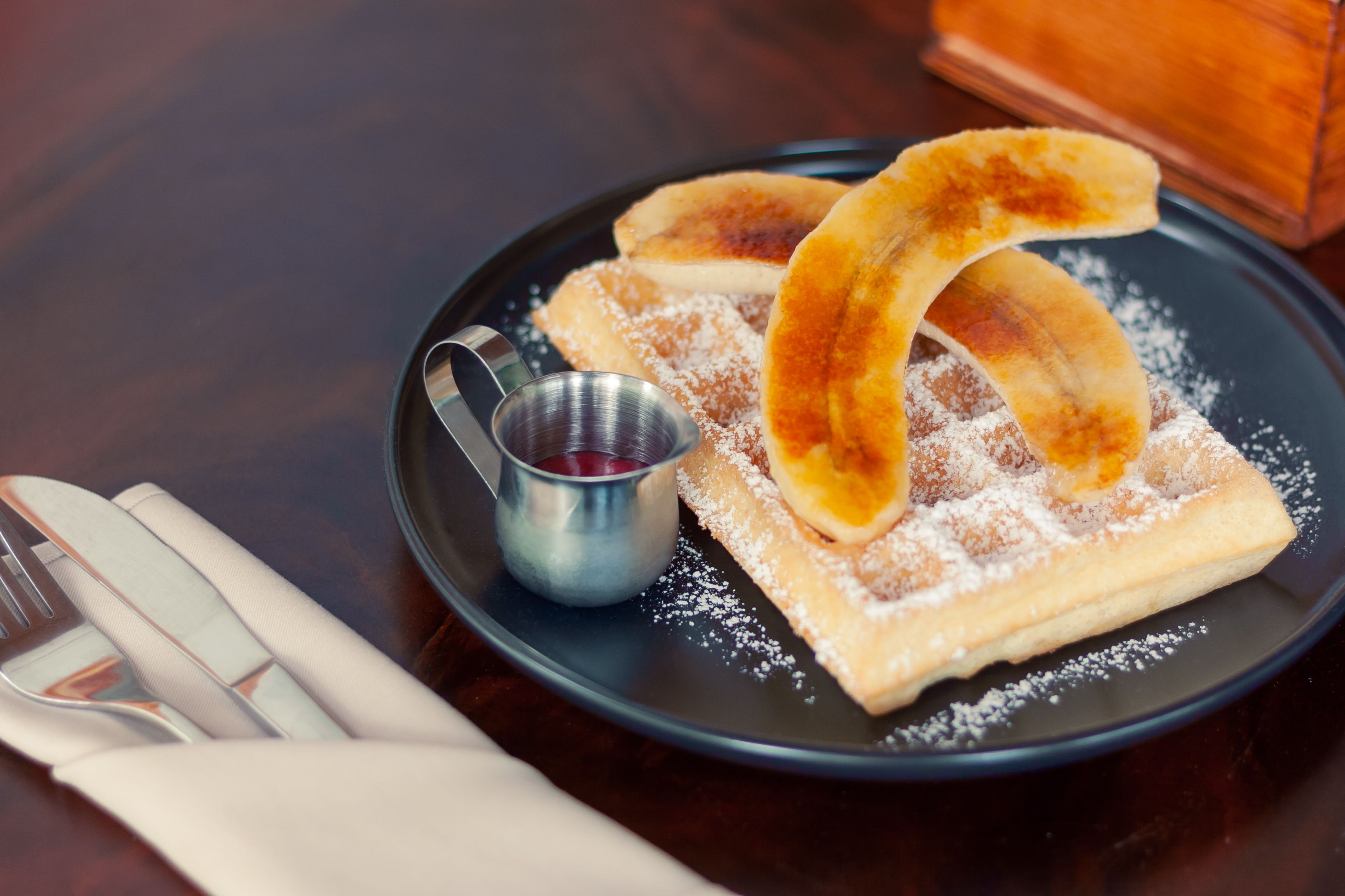 Banana waffles with syrup
