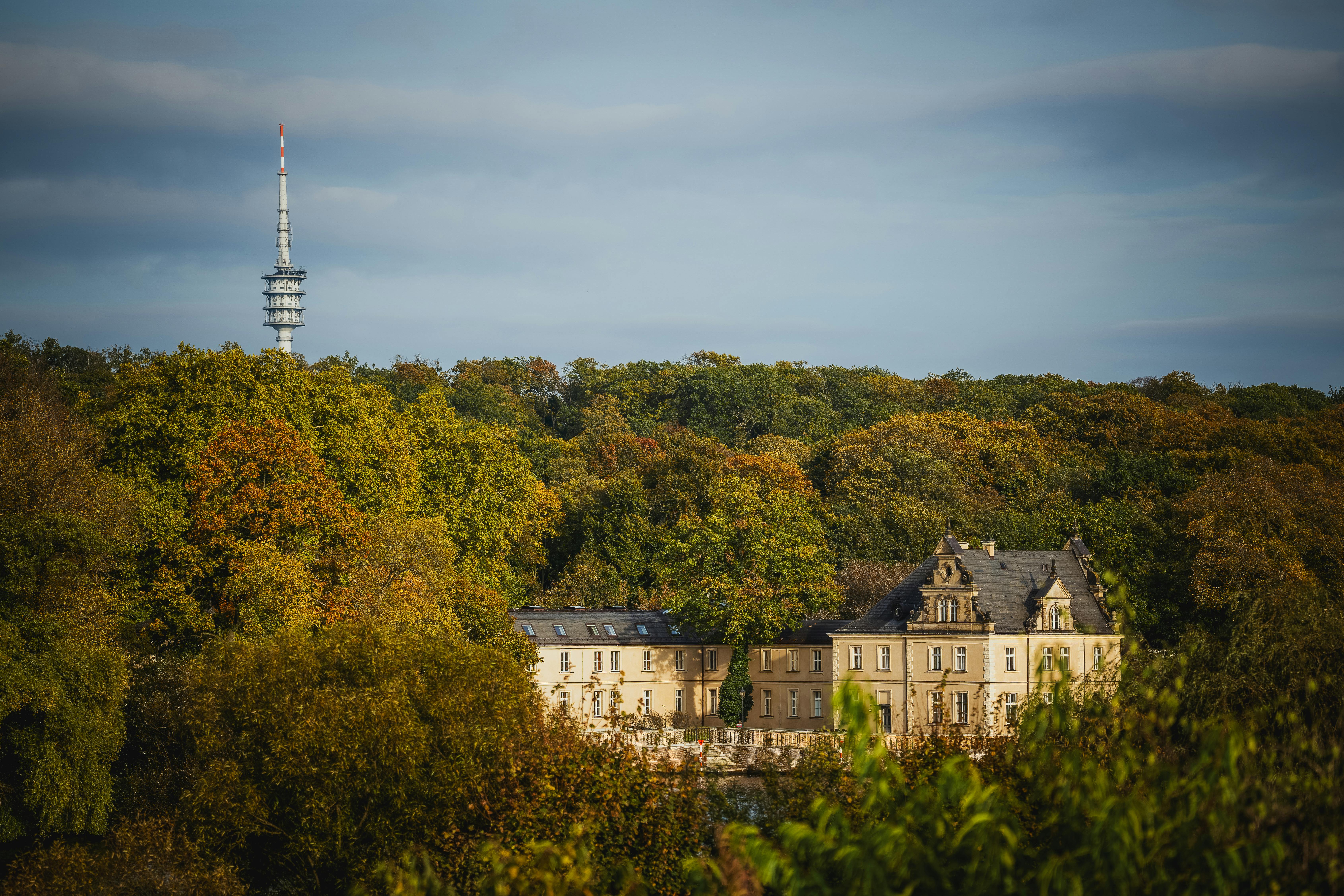 Welcher deutsche Architekt entwarf das Einsteinturm-Observatorium in Potsdam, das 1921 fertiggestellt wurde?