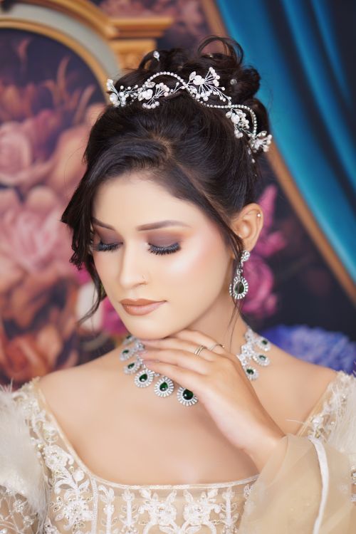 Free Elegant portrait of a woman wearing bridal jewelry and an ornate headpiece, exuding grace and sophistication. Stock Photo