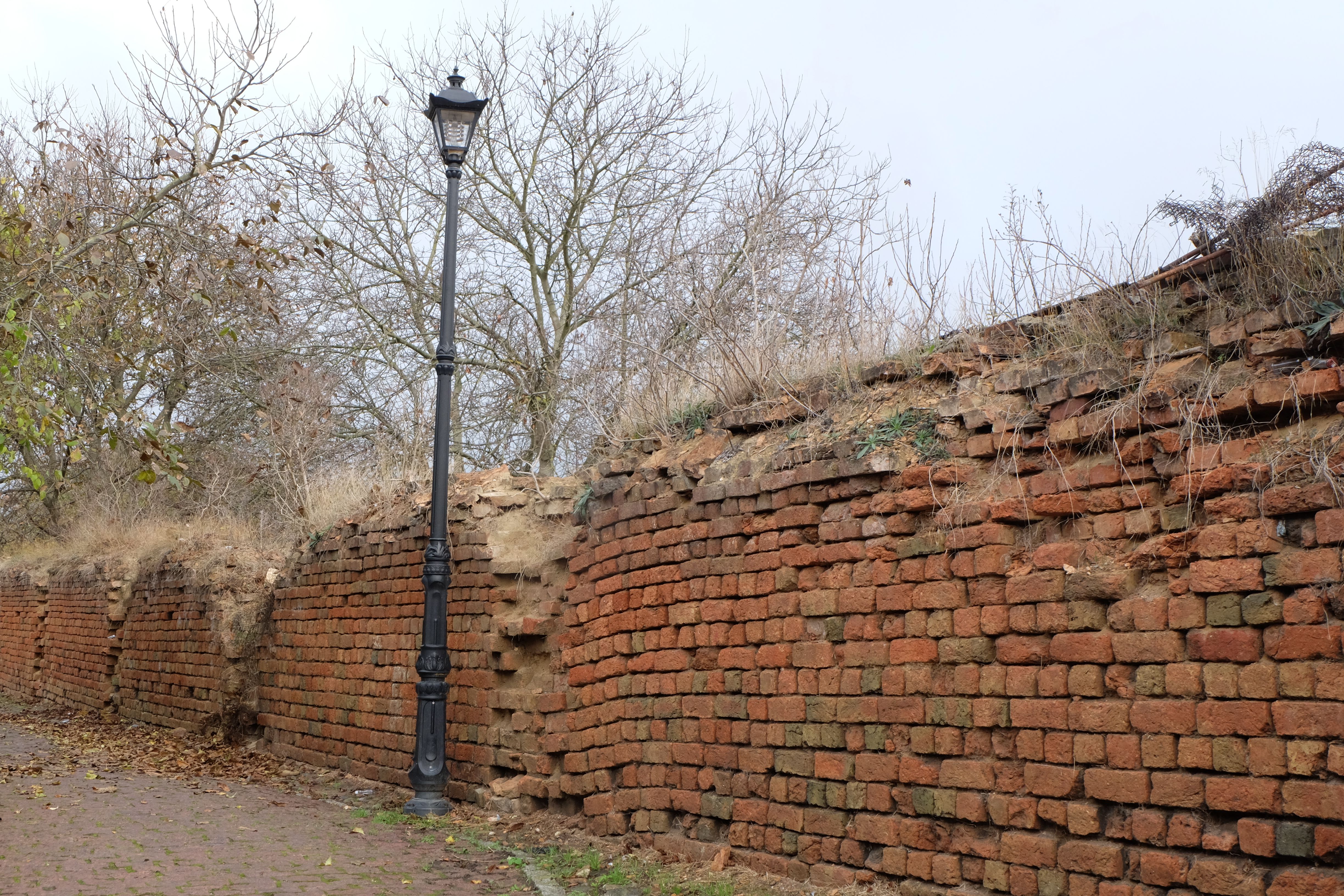 Murailles oubliées : remparts narratifs sans frais