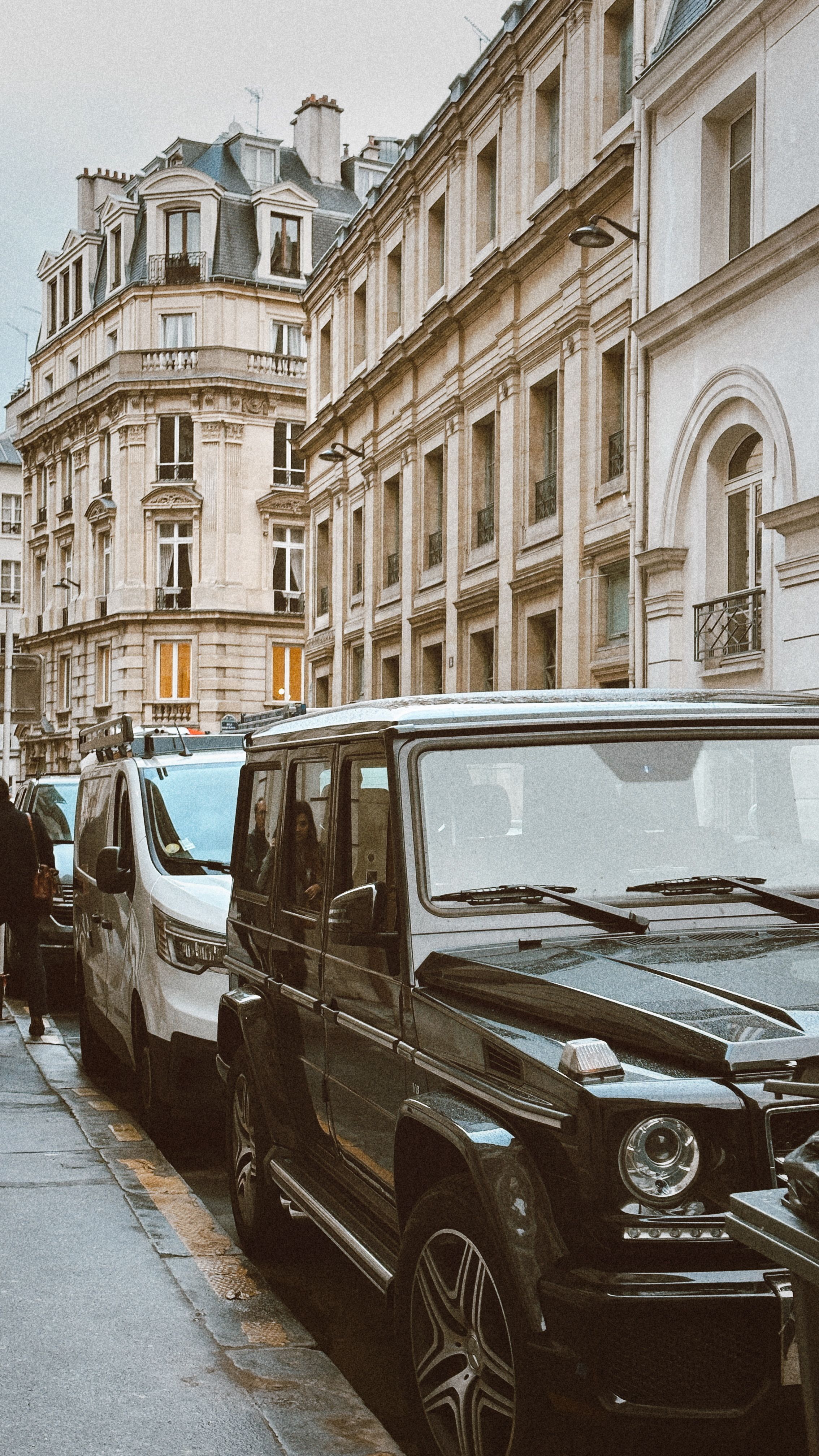 Gratis Elegante strada parigina con auto parcheggiate e architettura classica. Foto a disposizione