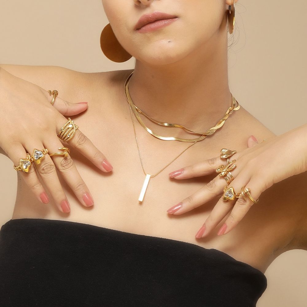Elegant gold jewellery gift for wife