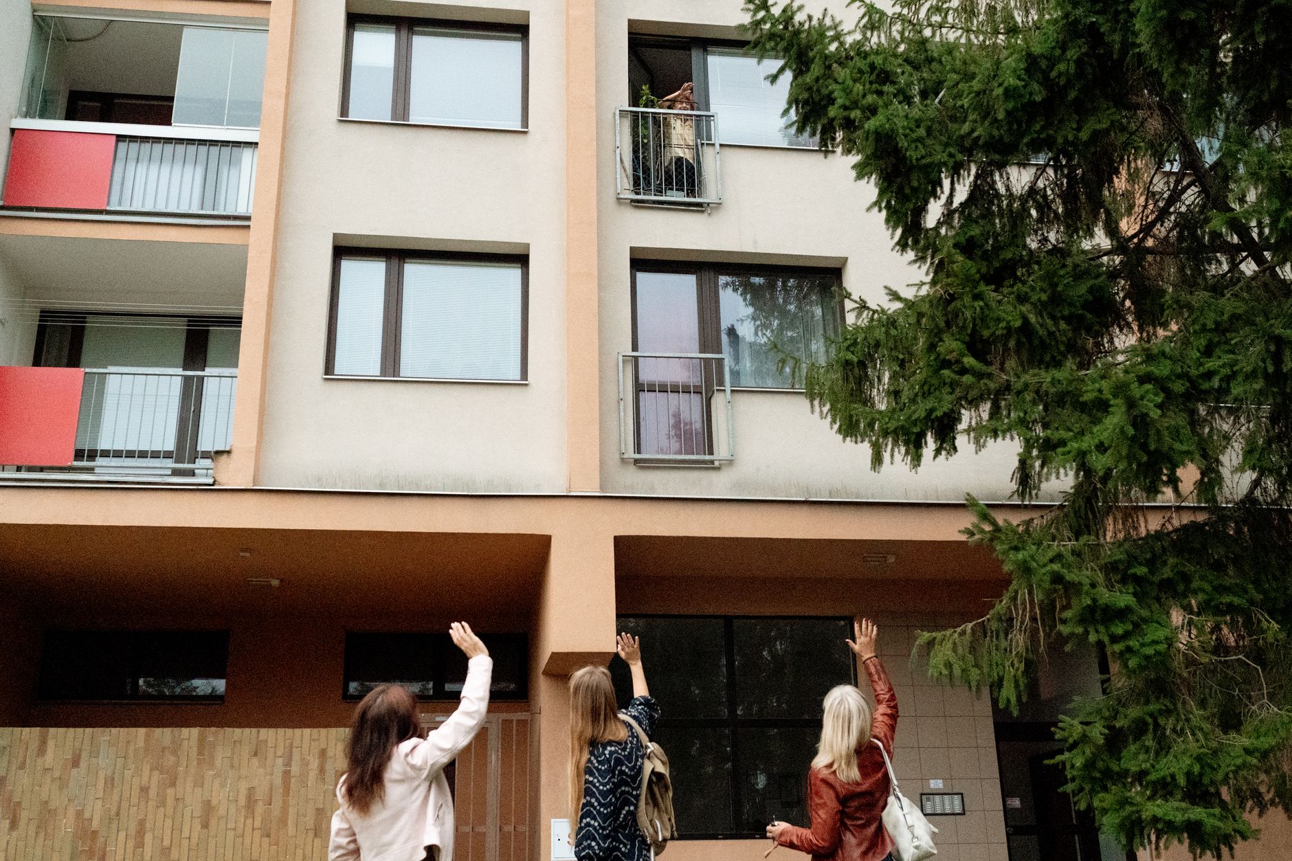 Specialiști vizitând o familie vulnerabilă în locuința lor din Timișoara Specialiști vizitând o familie vulnerabilă în locuința lor din Timișoara