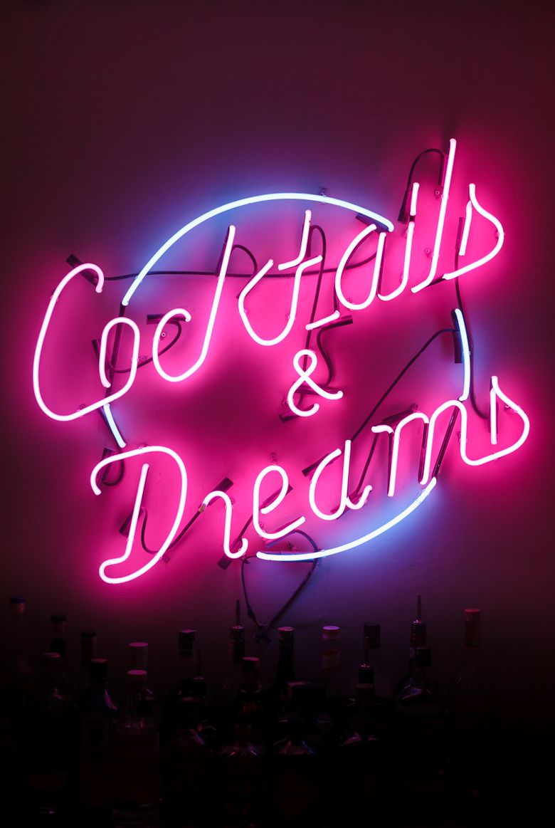 Semn neon Cocktails & Dreams în bar ruină Budapesta
